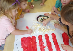 Przyklejanie popcornu do karki